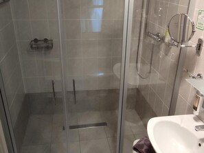 Haartrockner, Handtücher, Seife, Toilettenpapier