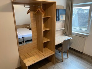 WiFi, bed sheets, wheelchair access