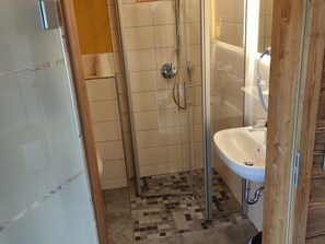 Haartrockner, Handtücher, Seife, Toilettenpapier