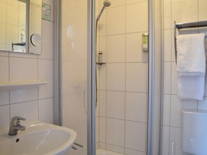 Haartrockner, Handtücher, Seife, Toilettenpapier