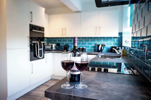 Réfrigérateur, micro-ondes, four, plaque de cuisson