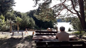 A park with picnic tables and a swing set. - Interesting vacation home by the lake and forest, Uckermark, Lychen the town of 7 lakes (Lychen)