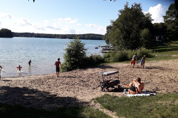 großzügiger Strandbereich, klarer See