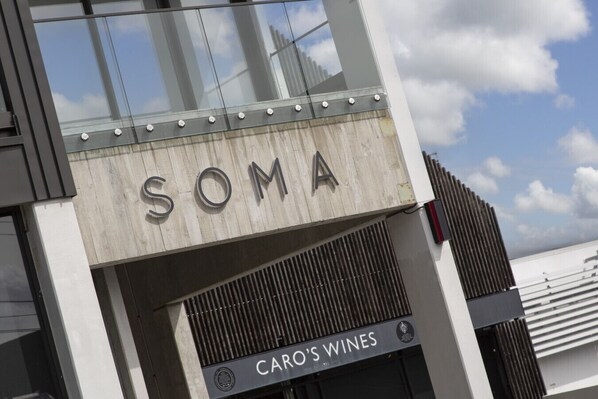 Un bâtiment sur lequel on peut lire l’inscription « SOMA » et, en dessous, « CARO’S WINES ».