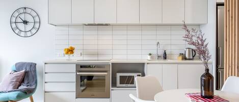 Refrigerador, microondas, horno y parrilla de estufa