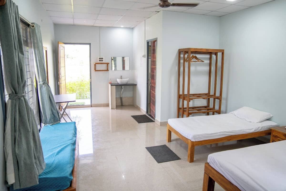 Deluxe-Doppel- oder -Zweibettzimmer, Gartenblick | Laptopgeeigneter Arbeitsplatz, kostenloses WLAN