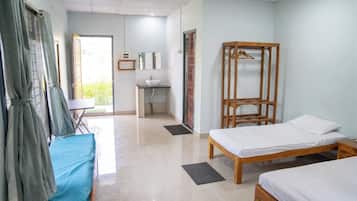 Phòng đôi hoặc 2 giường đơn Deluxe, quang cảnh vườn | Khu vực làm việc phù hợp cho laptop