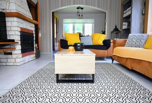 Smart TV, fireplace, books, stereo