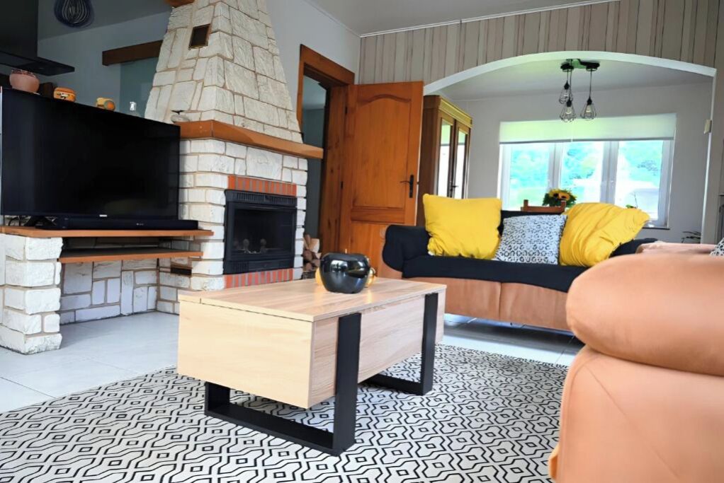 Una Smart TV, una chimenea, libros, un reproductor estéreo