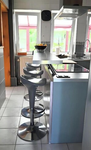 Réfrigérateur, four à micro-ondes, un four, surface de cuisson