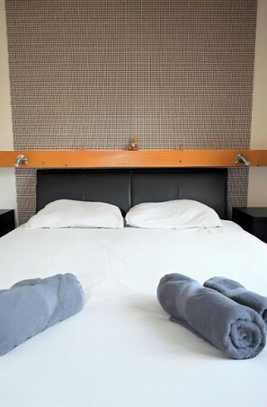 3 chambres, fer et planche à repasser, lit de bébé portatif