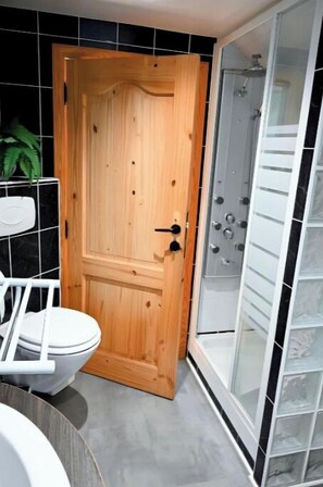 Hair dryer, towels, toilet paper - The Orchid (Dinant)