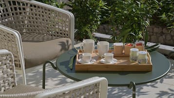 Minibar, coffres-forts dans les chambres, bureau