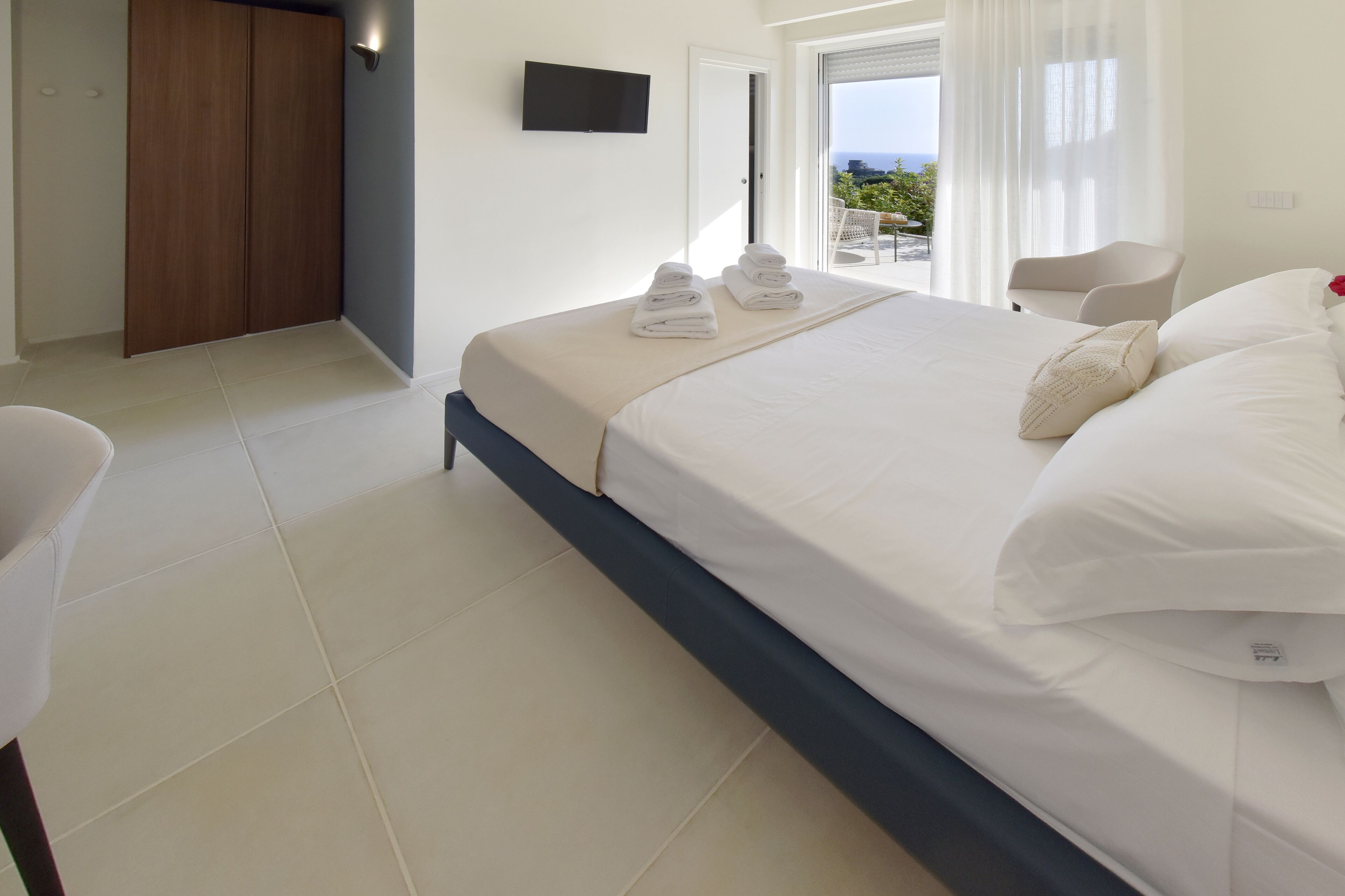 Minibar, brankas, meja kerja, dan ruang kerja ramah laptop