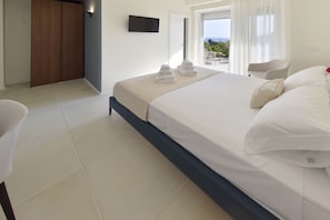 Minibar, coffres-forts dans les chambres, bureau