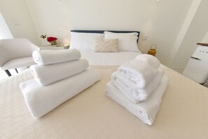 Minibar, in-room safe, desk, laptop workspace - Relais Ulivo Ariana (Gaeta)