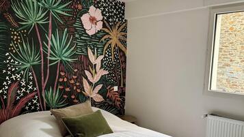 3 slaapkamers, een strijkplank/strijkijzer, internet, beddengoed