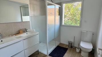 Douche, sĂšche-cheveux, serviettes fournies, savon