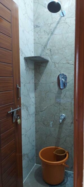 Habitación doble Deluxe | Baño | Regadera, amenidades de baño gratuitas, toallas, jabón