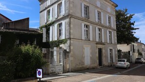A historic building with a symmetrical facade, large windows, and a gated entrance. - Room POP - Private bathroom (Montbron)