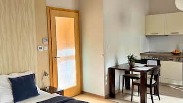 Classic Studio | In-room safe, blackout curtains, soundproofing, iron/ironing board
