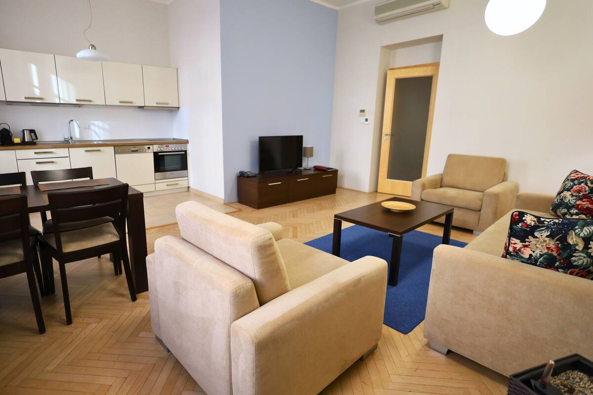 Lägenhet Comfort | Värdeförvaringsskåp på rummet, mörkläggningsgardiner och ljudisolering