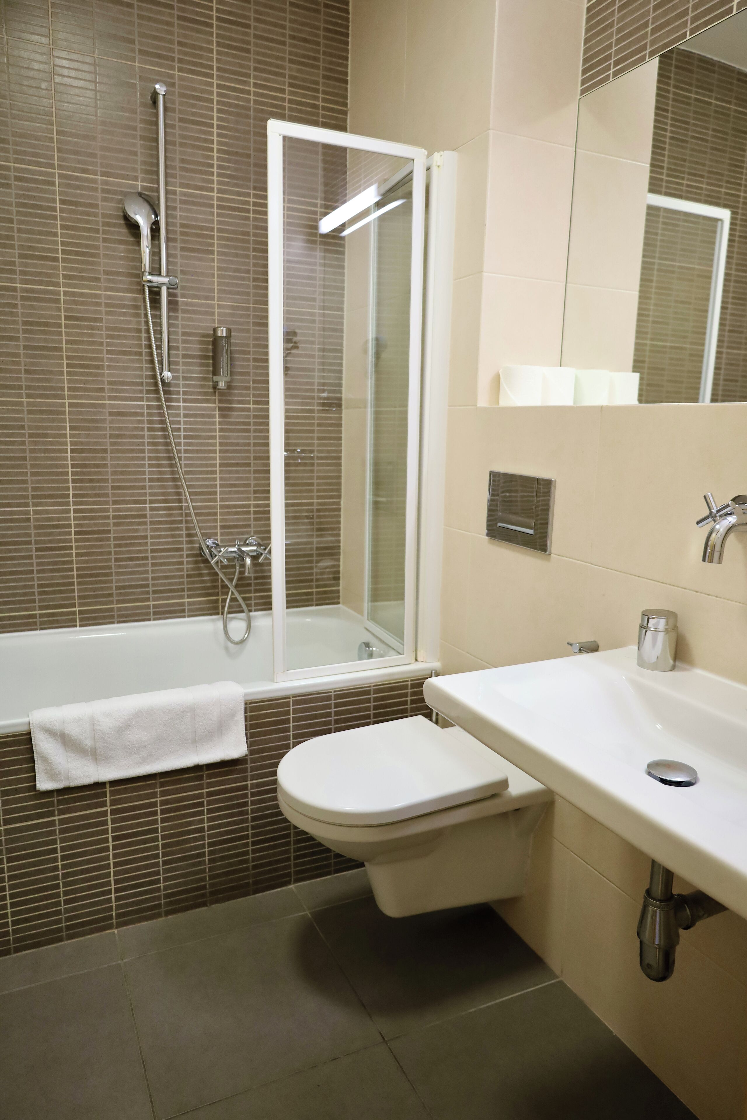 Deluxe Apartment | Bathroom | Combined shower/tub, hair dryer, slippers, towels