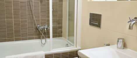Apartamento luxo | Banheiro | Chuveiro/banheira combinados, secador de cabelo, chinelos