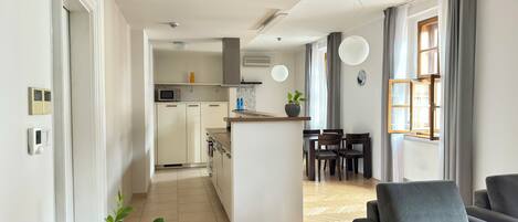 Apartament Deluxe | Caixa forta a l'habitació i cortines opaques