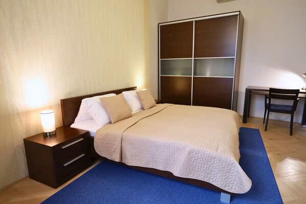 Appartement Confort | Coffres-forts dans les chambres, rideaux occultants