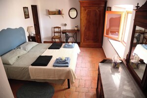 Room - IL PIETRAIO Guardistallo, a historic farmhouse surrounded by greenery (Guardistallo)
