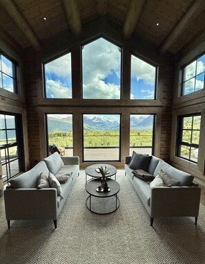 TV, fireplace - Exclusive Fjord Lodge with Jacuzzi & Epic Views (Møre og Romsdal)