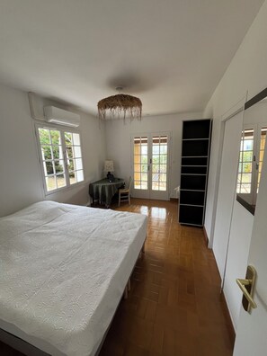 2 bedrooms, iron/ironing board, internet