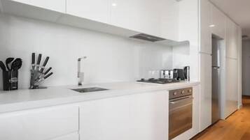 Refrigerador, microondas, horno y parrilla de estufa