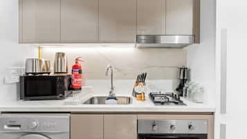 Business Studio | Private kitchen | Fridge, microwave, oven, stovetop