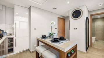 Economy-Studio | Eigene Küche | Kühlschrank, Mikrowelle, Ofen, Herdplatte