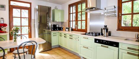 Fridge, oven, stovetop, dishwasher