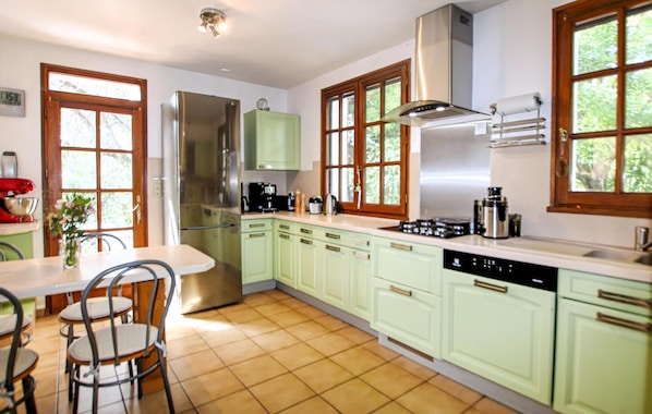 Fridge, oven, stovetop, dishwasher