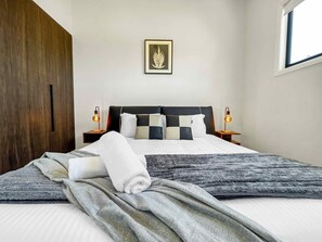 4 bedrooms, iron/ironing board, Internet, bed sheets