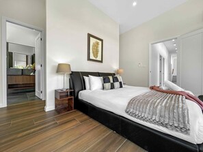 4 bedrooms, iron/ironing board, Internet, bed sheets