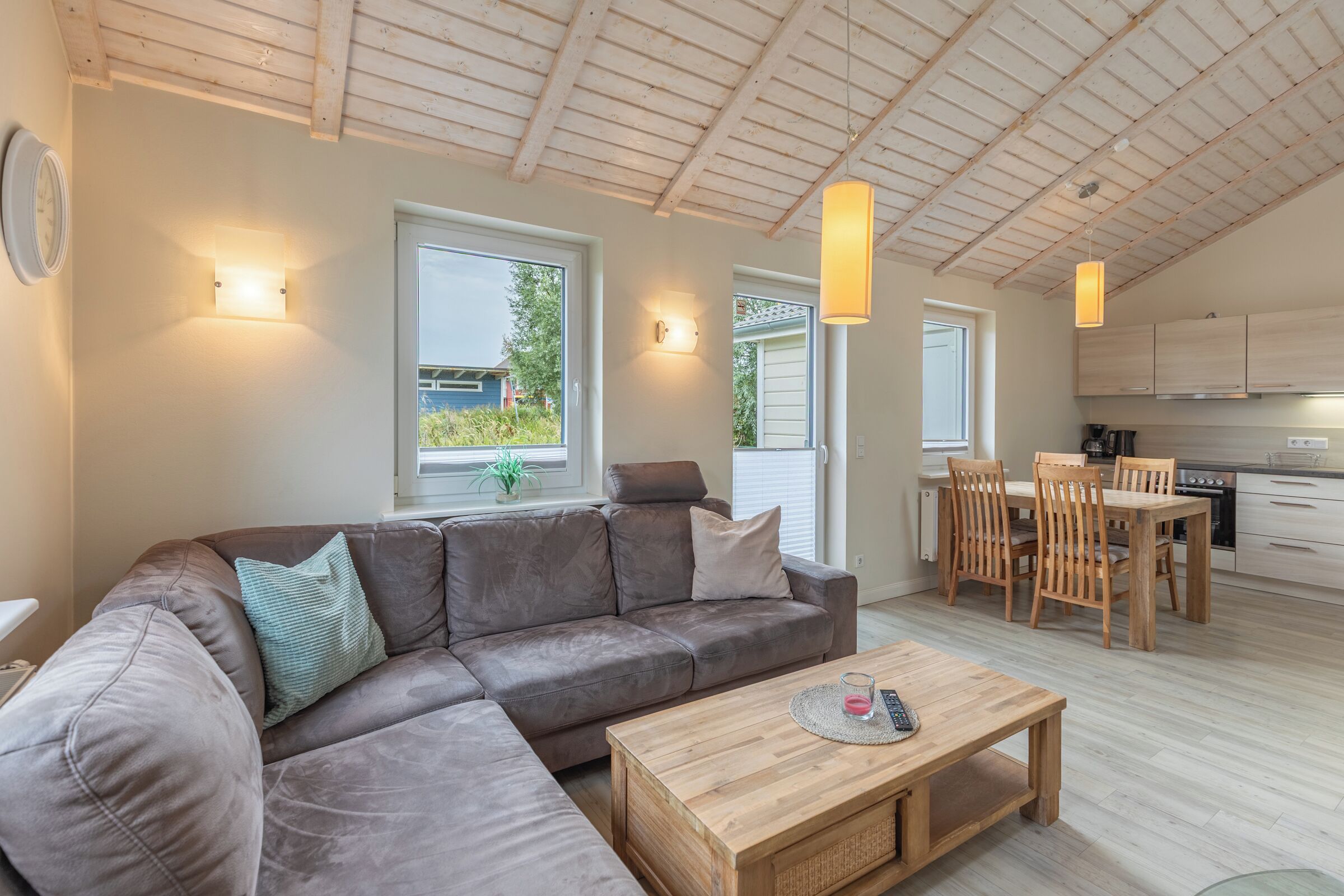 Fernseher, Kamin, Stereoanlage