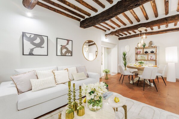 TV - Charming Ground-Floor Retreat in the Heart of Lucca (Lucca)