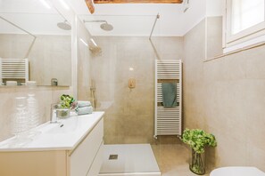 Een douche, een haardroger, handdoeken