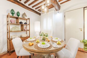 Dining - Charming Ground-Floor Retreat in the Heart of Lucca (Lucca)