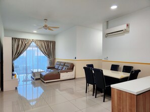 Apartamento, 3 habitaciones, balcón, vistas a la ciudad | Zona de estar