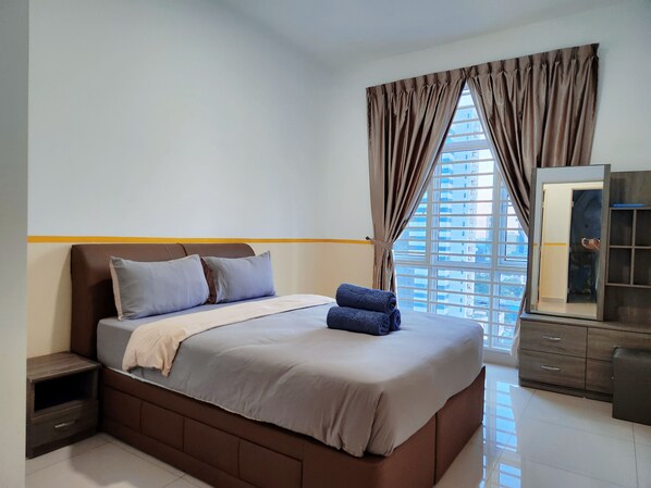 Appartamento, 3 camere da letto, balcone, vista città | Tende oscuranti, ferro/asse da stiro, Wi-Fi gratuito