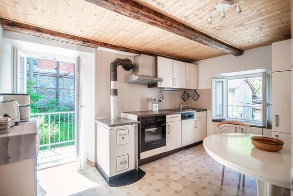 Comfort Apartment, Mountain View | Private kitchen