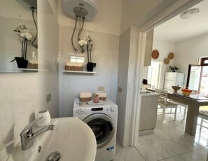 Shower, hair dryer, bidet, towels