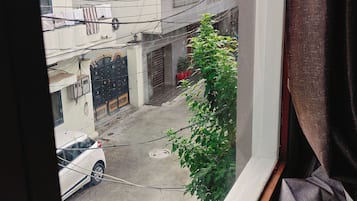 Cofres nos quartos, escrivaninha, ferros/tábuas de passar roupa
