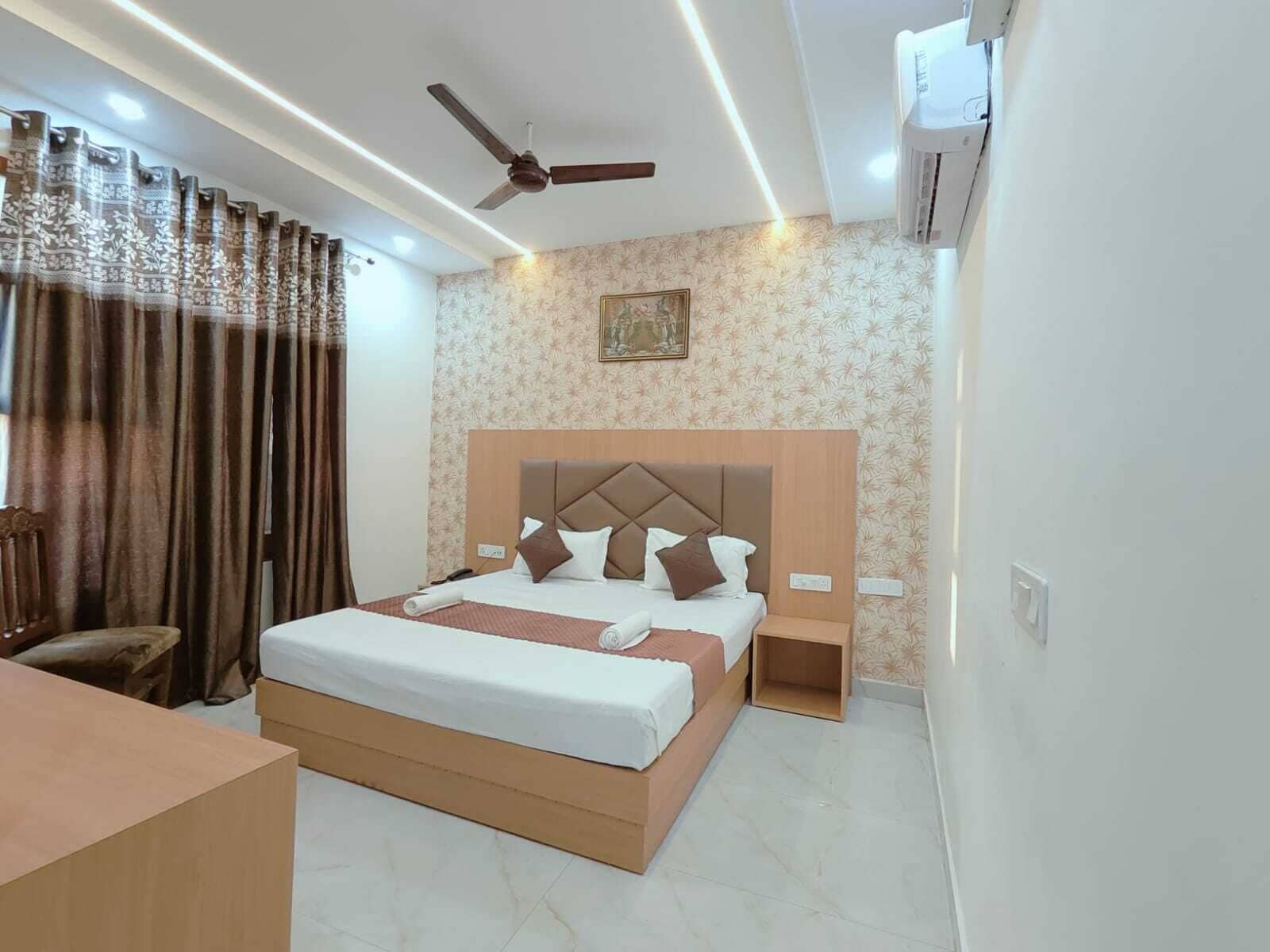 Rom – comfort | Safe på rommet, skrivebord, strykejern/-brett og wi-fi (inkludert)